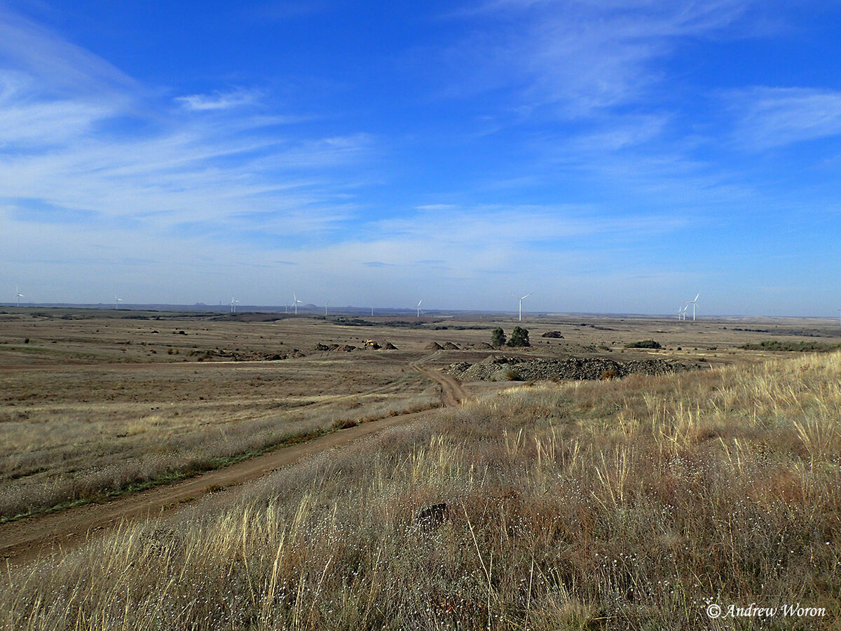 Раскопы в степи с ветрогенераторы Гуковской ВЭС