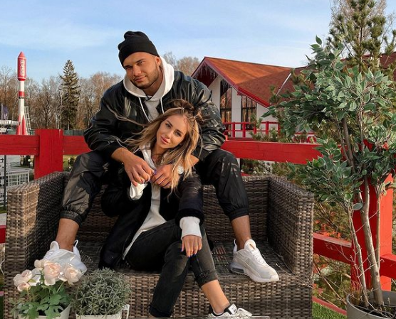 Дмитрий Васильев и Вика Бахарева (фото из Instagram)