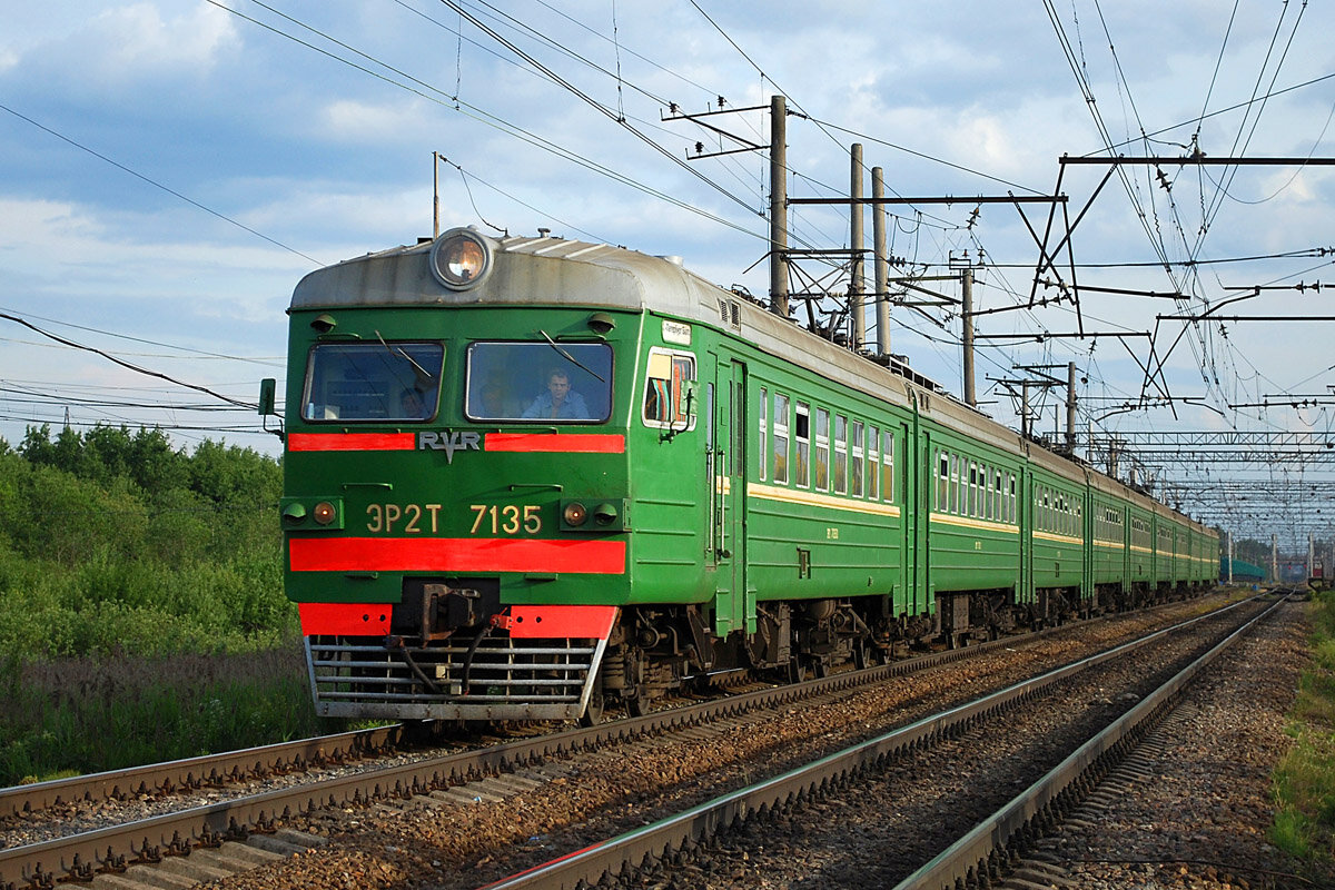 Салатовый поезд. Эр2т 7135. Эр2т 7193. Эр2т электропоезд. Эр2 616.
