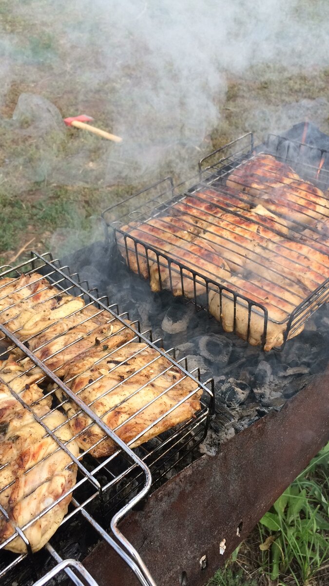 Шашлык на даче - тоже отдых. Фото автора