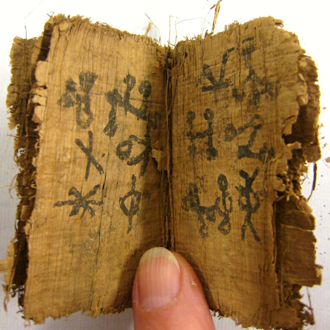Растение на котором писали первые книги. Папирусные свитки древнего Китая. Первая бумага. Старинные китайские рукописи. Древняя китайская бумага.