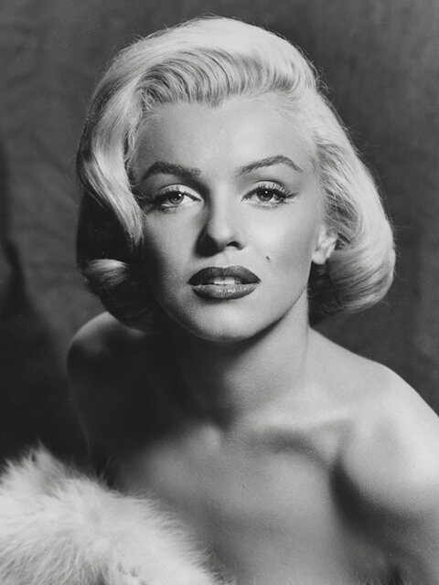 Мэрилин Монро, самая известная в мире блондинка изобрела контуринг для губ, чтобы они казались более пухлыми, Мэрилин наносила темную помаду на внешние уголки, а более светлую - на центральную часть, а потом обильно покрывала блеском.