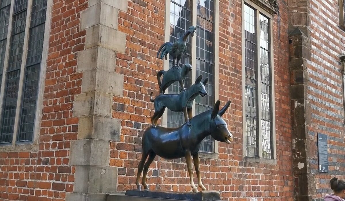 Памятник на углу Ратуши