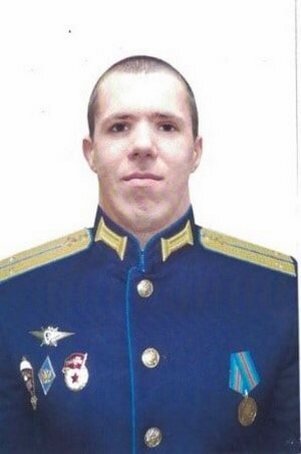 Старший лейтенант Дмитрий Дмитрук. Будучи раненным продолжал оборонять стратегически важный мост, и командовать своей ротой. Мост оборонили.