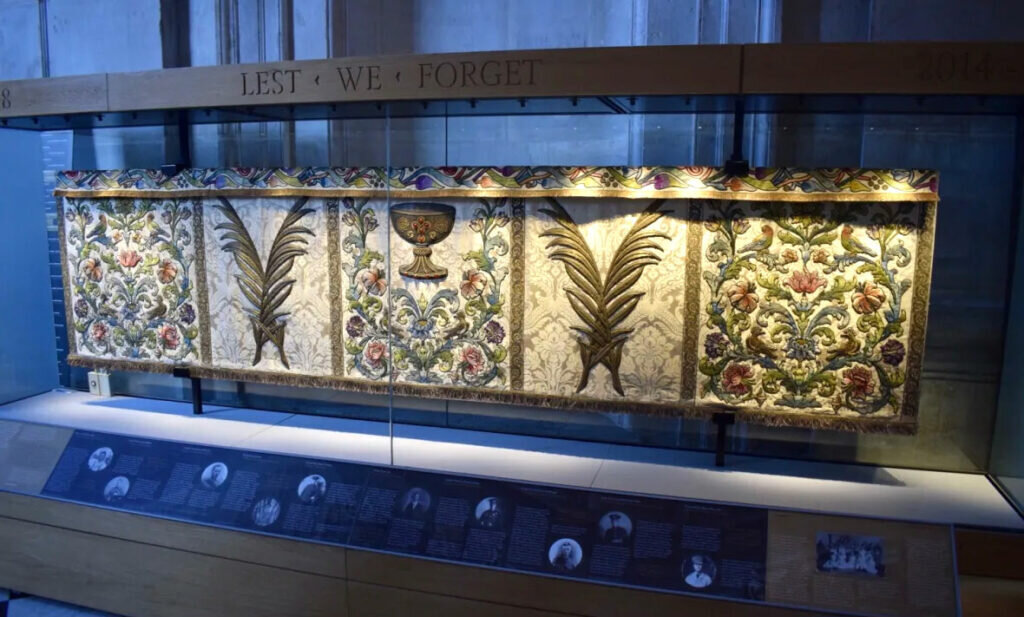 Покрывало для алтаря, вышитое солдатами Первой мировой войны. Собор Cвятого Павла, Лондон, Англия Фото: Томас Дейгл/cbc.ca