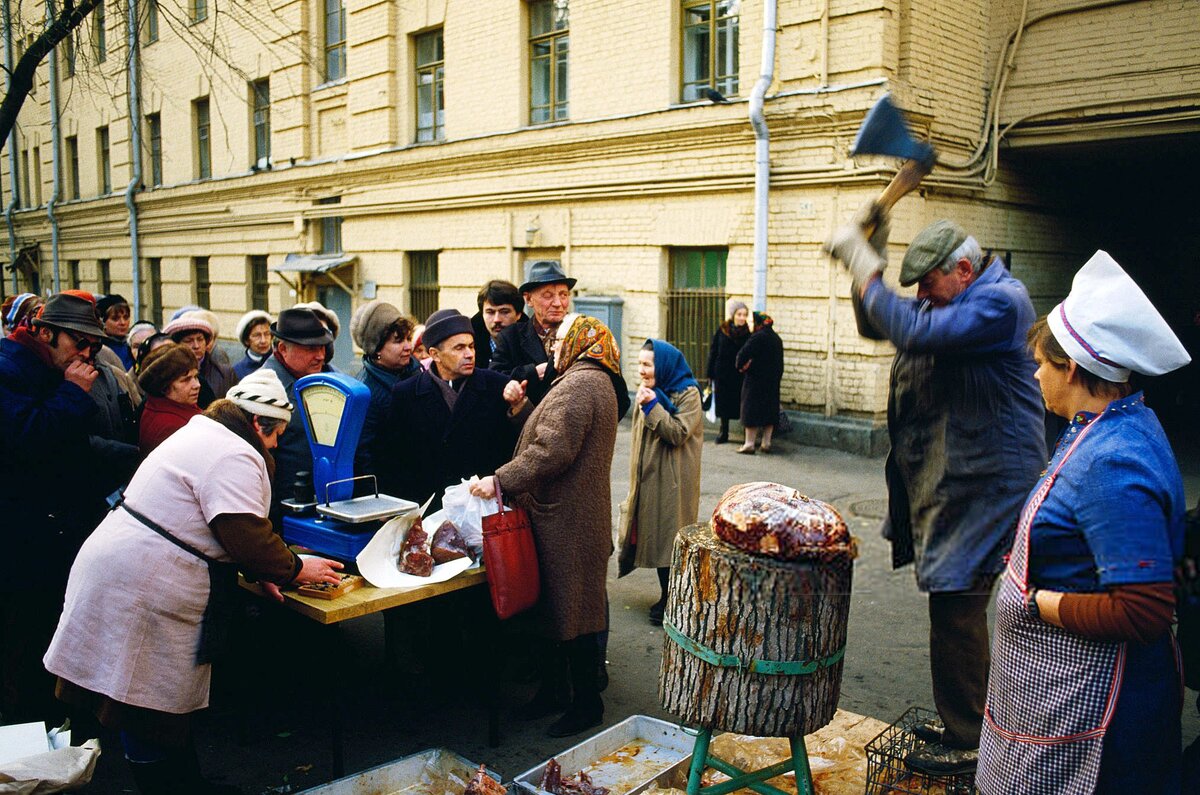 В Красноярске уличные торговцы пытались продать опасное мясо без документов