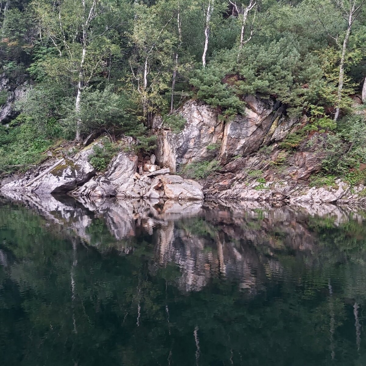 Изумрудные воды Соболиного озера. Фото принадлежит автору.