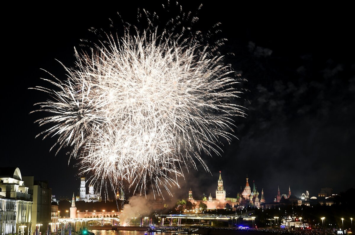 День москвы 20 20. Салют в Москве. Салют днем. Праздничная Москва. Москва салют день.