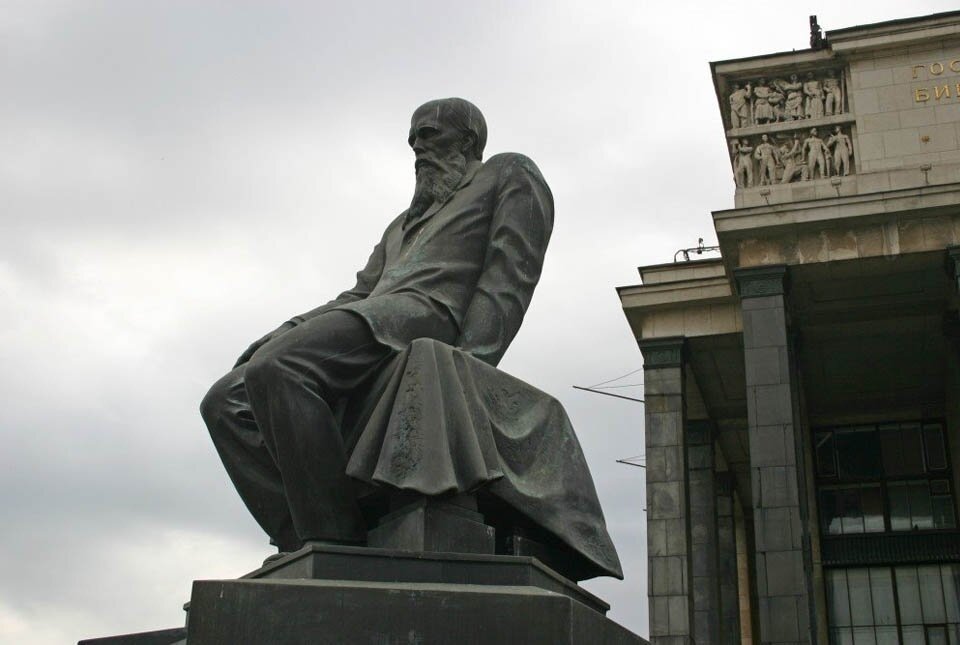 Достоевский. Памятник. По диагонали спиной к Российской Государственной Библиотеке. По диагонали лицом к Кутафьей (мааленькой!) и Троицкой башне Кремля. Москва. Россия. (с) из открытых источников.