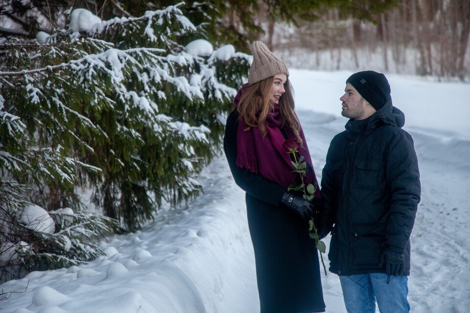     Чтобы отвлечься девушка листала анкеты на сайте знакомств. Николай ОБЕРЕМЧЕНКО