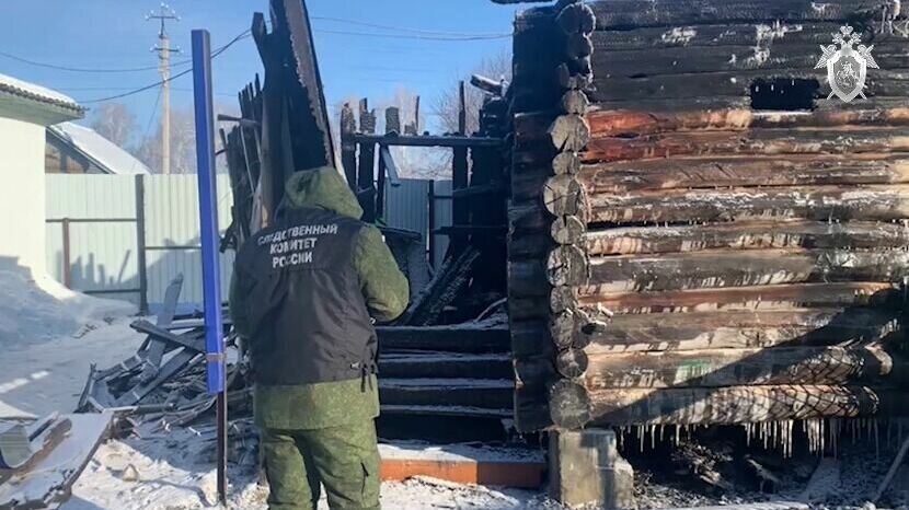     Следователи СКР проводят проверку по факту гибели сожителей. Всё произошло вчера в Омутинском районе. В ходе тушения частного, деревянного дома, расположенного по улице Чапаева в селе Ситниково обнаружены тела 48-летнего мужчины и 47-летней женщины.