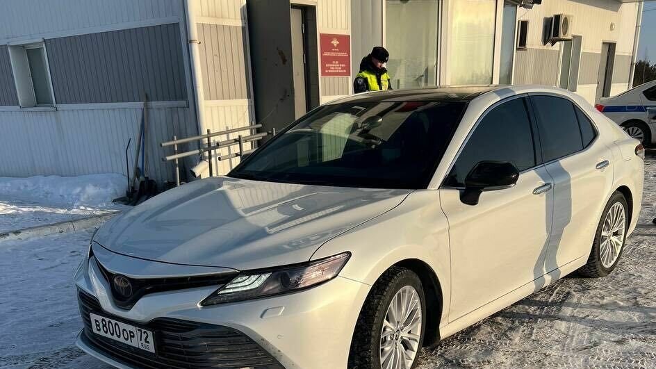     Сегодня в областной столице ГИБДД останавливают дорогие автомобили с «красивыми номерами» за тонировку. В течение 12 часов плёнку пришлось снять водителям трёх машин «Тойота».