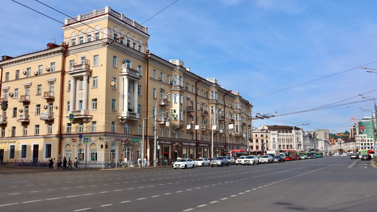     Улицу Пушкина, расположенную в сердце столицы Татарстана, признали самым дорогим торговым рядом города. О том, как выглядит «золотой» переулок, — в фоторепортаже Inkazan.