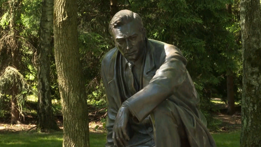 Памятник разведчикам нелегалам в Ясенево