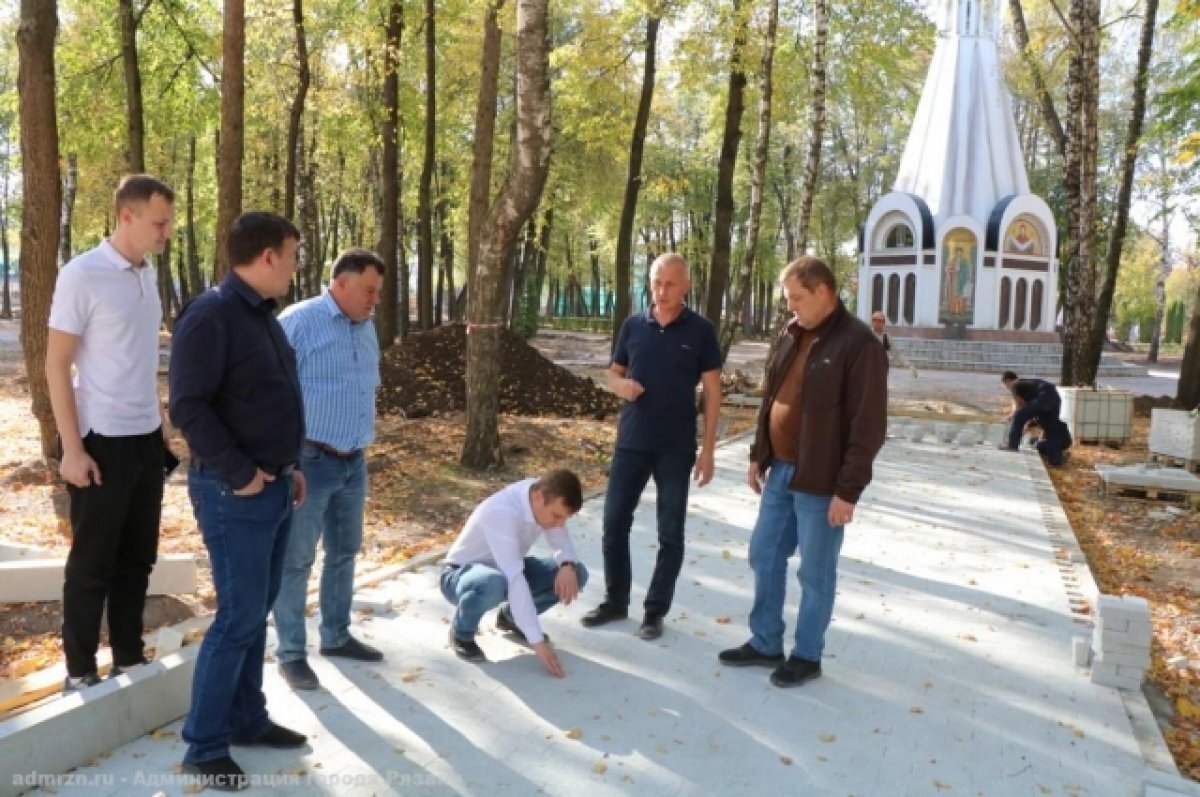    В Кремлевском сквере Рязани укладывают брусчатку с нескользящим покрытием