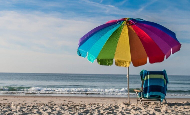На итальянских пляжах появились зонты с солнечными батареями