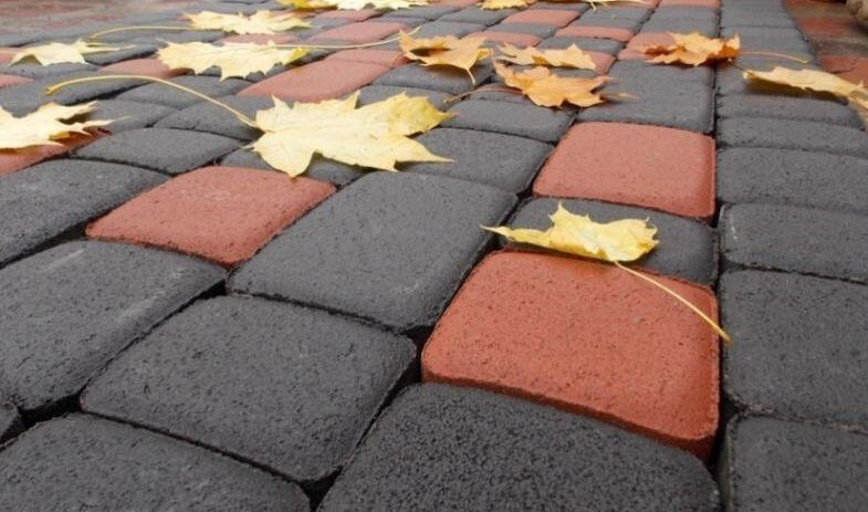 
Сложного инструмента для таких работ вам не понадобится. Необходимый инструмент:
— резиновая киянка;
— уровень;
— правило;
— мастерок;
— болгарка.