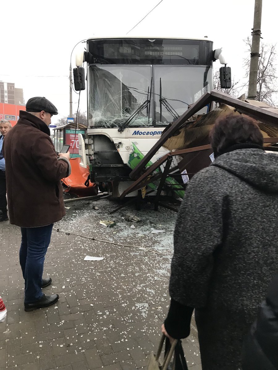 По предварительной информации еще два человека получили травмы.
В Москве снова ЧП с участием пассажирского автобуса @Repvbblica