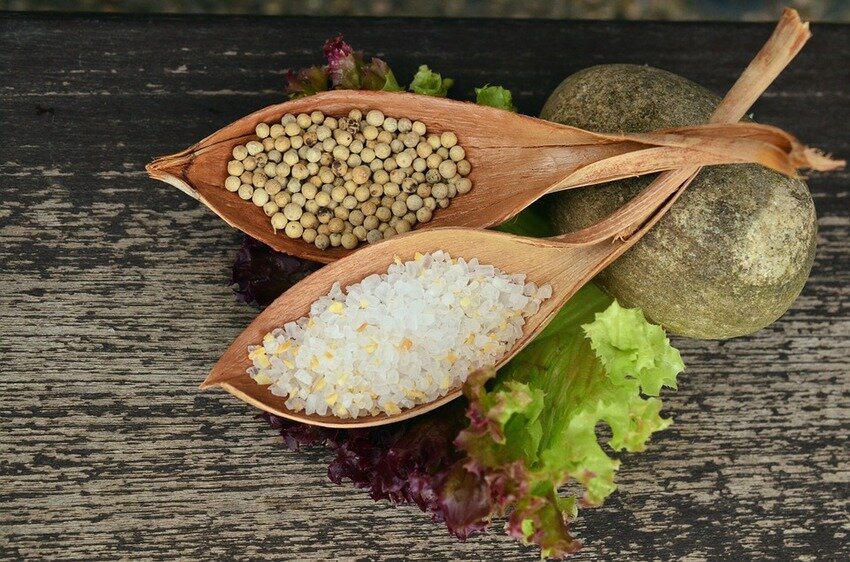 Употребление соли в пищу является привычным делом для большинства из нас. Однако насколько это необходимо на самом деле, и как можно заменить соль натуральными и полезными продуктами?-2