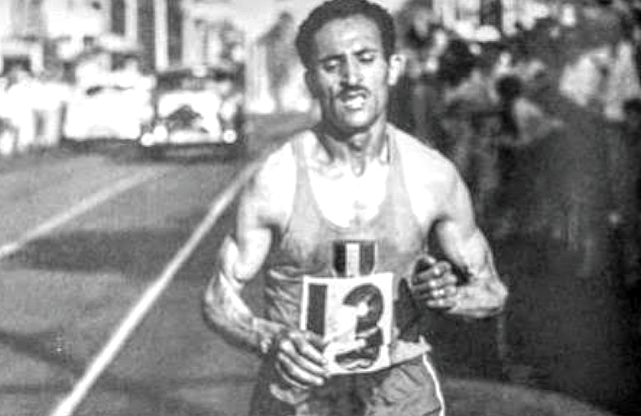 Ален Мимун на дистанции олимпийского марафона. 1 декабря, 1956. Мельбурн, Австралия.