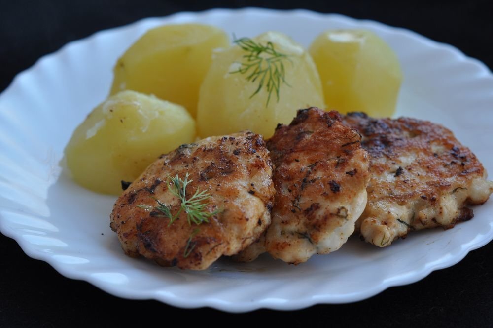 Картофель отварной с курицей. Куриное филе с картошкой. Красивые блюда. Куриная грудка с пюре. Куриные с отварным картофелем.