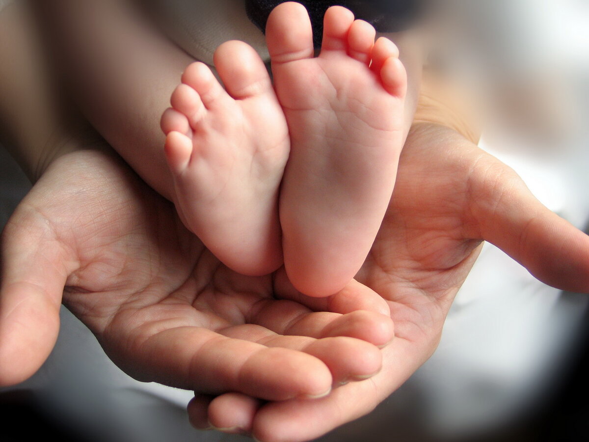 Почему у новорожденного появляются холодные ручки и ножки: причины и рекомендации