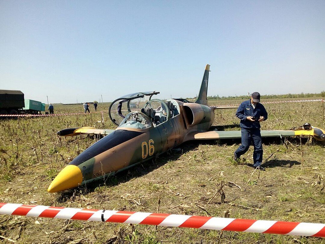 Л 39 тела. Самолет л-39 Альбатрос. Л-39 Майкоп. Пилот l39.