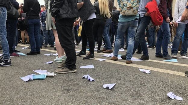 Image captionНепременными атрибутами акций протеста стали бумажные самолетики - символ Telegram