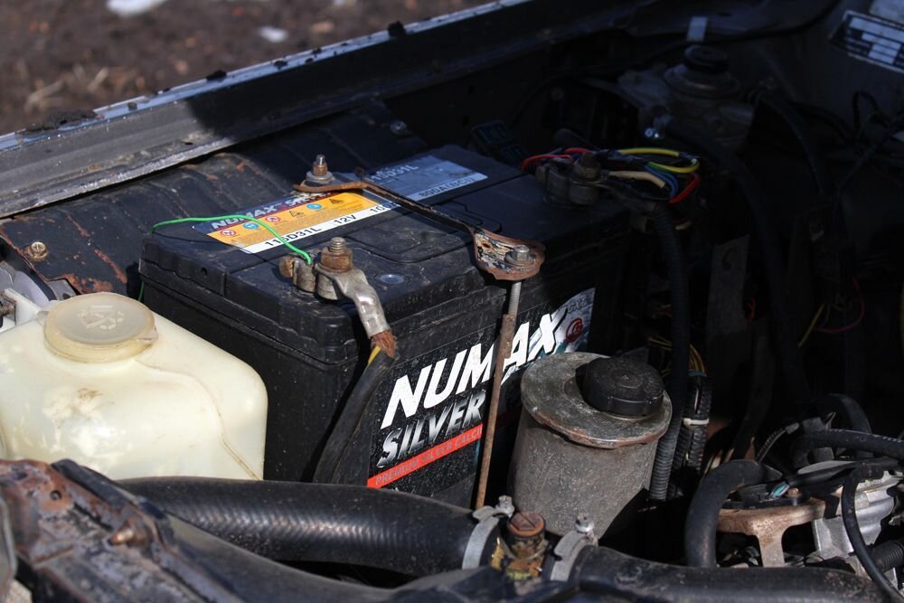 Почему разряжается новый аккумулятор на автомобиле Ниссан Серена. Почему аккумулятор быстро разряжается в машине.