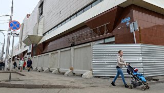 © РИА Новости / Александр ПатринПерейти в фотобанкВ Кузбассе наградили героев, спасших людей во время пожара в "Зимней вишне""Родственникам мы будем помогать очень долго. Работаем с каждым индивидуально, под каждого своя программа. Нам многих долго придется поддерживать. Например, мальчик Сережа, которого отец на последнем своем дыхании вытолкнул из окна, и он выжил, остался без родителей, теперь живет с бабушками. Ему мы обязаны помочь, чтобы он школу хорошо закончил, получил образование, какое он захочет. Обязаны помочь ему в становлении после учебы, чтобы он стал достойным членом нашего общества. У нас еще много работы", — рассказал Цивилев в интервью РИА Новости в рамках Петербургского международного экономического форума (ПМЭФ).