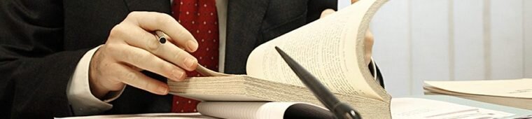 Если вы обратитесь в службу ФМС дома, вам сделают загранпаспорт за один месяц, если в другом месте — понадобится ждать около четырёх месяцев. В 80% случаев проездной для заграничных поездок будет выдан раньше, но по закону его могут делать около ста двадцати дней, что далеко не всегда удобно, если требуется оформить загранпаспорт срочно.