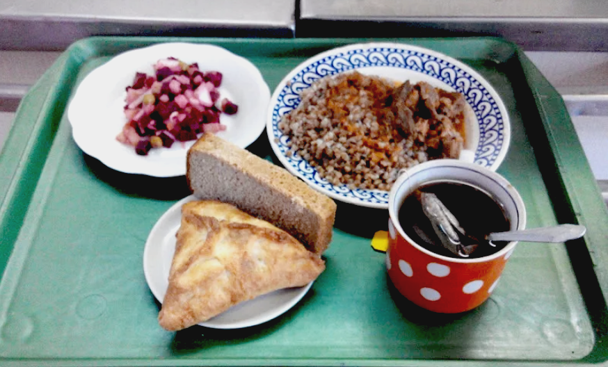  В детстве мне приходилось довольно много ездить по разным республикам СССР, и следовательно - питаться в различных столовых.-2