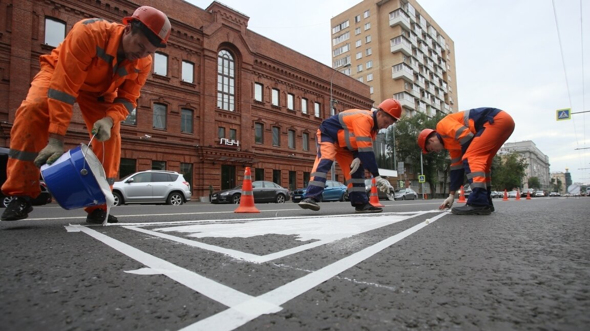 Дорожный рабочий. Оранжевая разметка Москва. Дорожные работы Фрунзенская набережная. Дорожная разметка с новым годом.