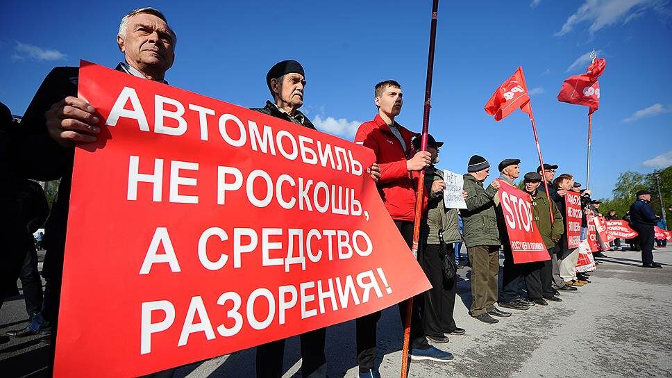  С нового года государство резко увеличит налоги на бензин и дизтопливо. Уверения, что это не приведет к росту цен на бензоколонках абсурдны

Акцизы на моторное топливо с 1 января 2019 года вырастут на 2,7–3,7 тыс. руб., заявил РБК вице-премьер Дмитрий Козак. Правительство в точности «возьмет взад», свои летние решения (не повышать акциз на 0,7 тыс.р. с 1 июля, а наоборот, снизить его на 2-3 тыс.р./т. дизтоплива и бензина).

Недолго музыка играла...

При этом Козак уверен, что правительство не допустит скачка цен на АЗС, для этого у него достаточно инструментов. 

Замечательно. Вот по какой такой разумной причине повышение НДС на 2 процентных пункта и рост акцизов почти в 1,5 раза не будет переложен в цены на бензин? Что за чудо? Что за загадочные инструменты? 


Инструмент фактически один. Введение экспортной пошлины на нефтепродукты. Т.е. мы повышаем налоги, а если бизнес примет рыночное решение переориентировать поставки на более выгодные направления (экспорт) — то мы ему и там повысим налоги. 

В результате этой угрозы нефтяники должны не повышать оптовые цены на нефтепродукты, выходящие с их НПЗ (нефтеперерабатывающих заводов), и принять все повышение налогов на счет сокращения своей прибыли. Отличная идея! 

При этом некоторым из нефтяников компенсируют это введением отрицательных акцизов (считай, дотаций из бюджета). В очереди на отрицательный акциз стоит прежде всего Роснефть (кто бы сомневался!) и, как ни странно, в меньших размерах Лукойл. Остальные то ли получат, то ли совсем не получат льгот...

Но как нефтяники смогут проконтролировать цены на бензоколонках, в среднем треть из которых им не принадлежат? Глава РТС (российского топливного союза, объединяет независимых владельцев бензоколонок) Евгений Аркуша недавно отправил в администрацию президента письмо, в котором прогнозировал рост цен на бензин на 10% только из-за роста налогов. А теперь еще и скачок акцизов...

Видимо, правительство рассчитывает всех «прижать к ногтю». Руками нефтяных компаний. Внутренний нефтяной рынок правительство хочет загнать в этакий внутренний картель РосОПЕК с контролем цен. И если что не так — правительство повысит налоги нефтяникам, хотя повысят цены независимые от них АЗС. А вы, нефтяники, залейте внутренний рынок избытком бензина, чтобы цены не росли. Пусть это и вам в убыток...  

Замечательные представления у правительства о рыночной экономике... Она так не работает. Так может работать только Госплановская экономика. А все остальное — это только воображаемые Козаком условные схемы. 

Так что, готовьтесь граждане, к быстрому росту нефтяных цен с конца этого года. Копите денежки, чтобы отдать их государству. Или продавайте свои авто.