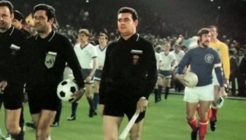 Команды выходят на поле