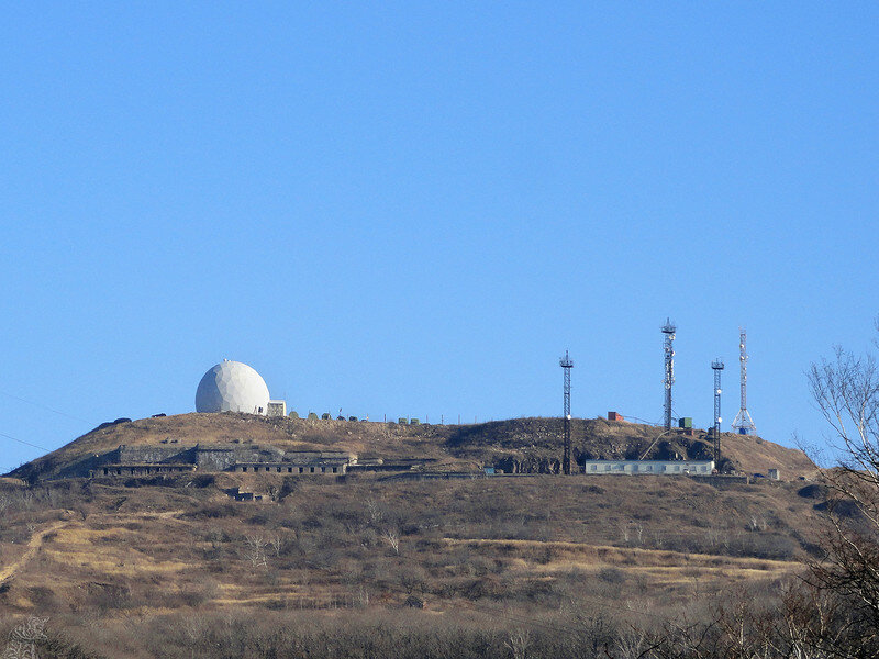 Этот гигант Русской фортификационной школы был рассчитан на 2 роты пехоты, 12 пулемётов, 17 57-мм скорострельных пушек и 6 3-х дюймовых противоштурмовых пушек. Бетонный стрелковый бруствер форта был расчленён на 4 части, представляющих собой две центральных позиции и два люнета по краям. Подходы и всю территорию форта пронизывали сети окопов, а подземные галереи имели множество выходов на поверхность в самых неожиданных местах. Особо выдающейся частью форта является тыльный ход, представляющий собой 700 метровую наклонную лестницу, пробитую прямо в недрах горы от форта вниз к распадку.