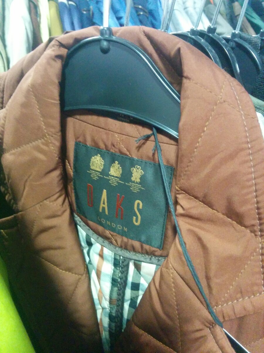 Жаль не было моего размера. В Германии на распродаже можно купить за 10 000 руб. 