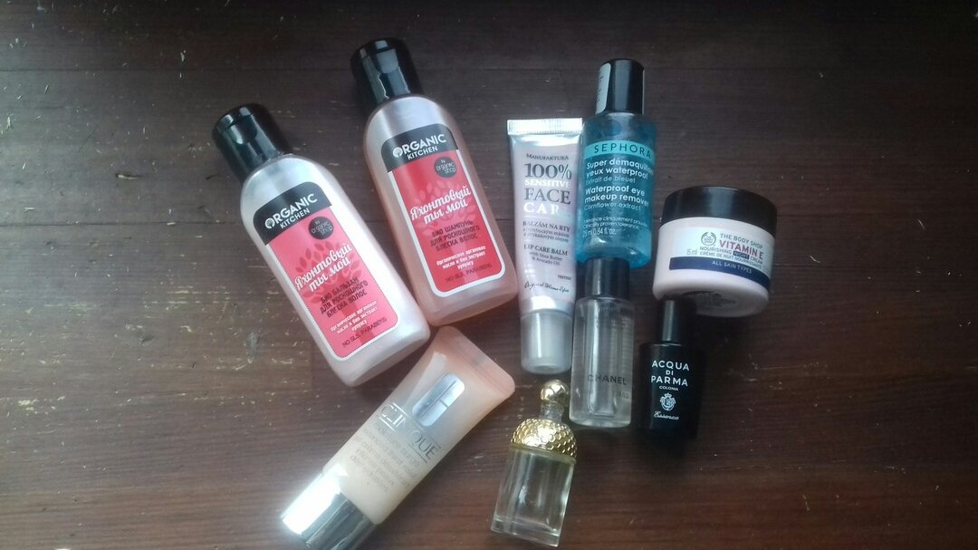 Косметику в маленьких баночках удобно брать с собой, но её заранее надо сложить в прозрачную косметичку.