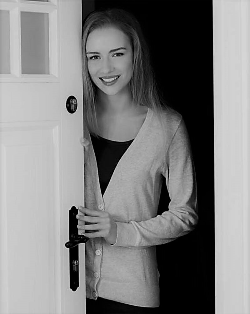 девушка открывает дверь видео