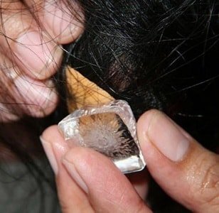 В этом случае возьмите несколько кубиков льда и растирайте ими жвачку, аккуратно обрабатывая каждый миллиметр.