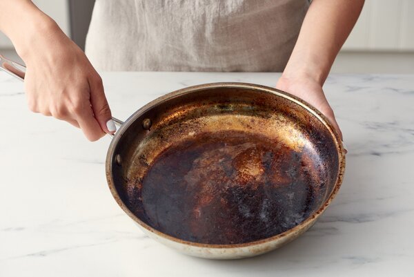 Как легко избавиться от жира на посуде?