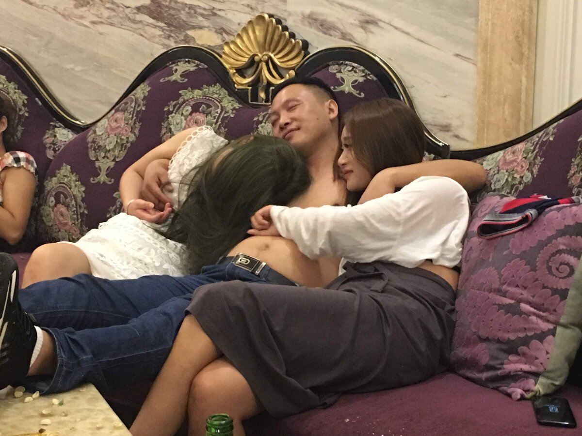 KTV-босс с "принцессами" в караоке