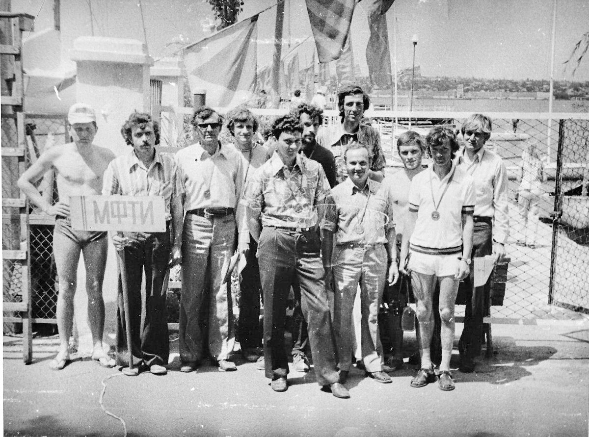 Юра - крайний справа во втором ряду. Фото утащила у одного из его друзей с тематической страницы сообщества ВКонтакте.