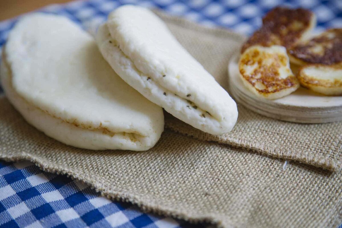 В стране виноделия обязательно должен быть свой неповторимый сыр. На Кипре это, несомненно, хулуми. Этот сыр готовят на козьем и овечьем молоке. Он обладает неповторимым ароматом и чуть слышным привкусом мяты. Хулуми подают обжаренным с овощами или в качестве бутерброда. Если вы хотите привезти близким что-то стоящее, возьмите с собой кусочек хулуми. В морозилке этот сыр легко хранится до 6 месяцев.