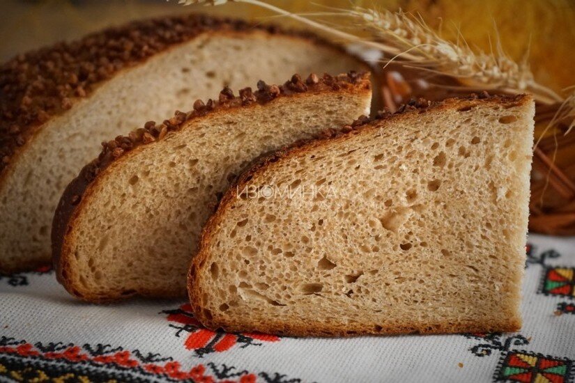 Пшенично гречневый хлеб. Гречневый хлеб. Хлеб изюминка. Гречневый хлеб в сковороде. Хлеб гречневый с луком.