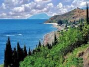 Для жителей Украины и других стран СНГ полуостров Крым является достаточно привычным местом для проведения своего отпуска или другого развлекательного мероприятия. Пейзажи и природа этих мест настолько уже надоели нашим гражданам, что они готовы платить любые денежные средства и терпеть любые временные затраты на перелет, проезд и так далее. Но стоит ли оно того? Неужели Крым настолько стал плох и дорог, как его описывает множество туристов?