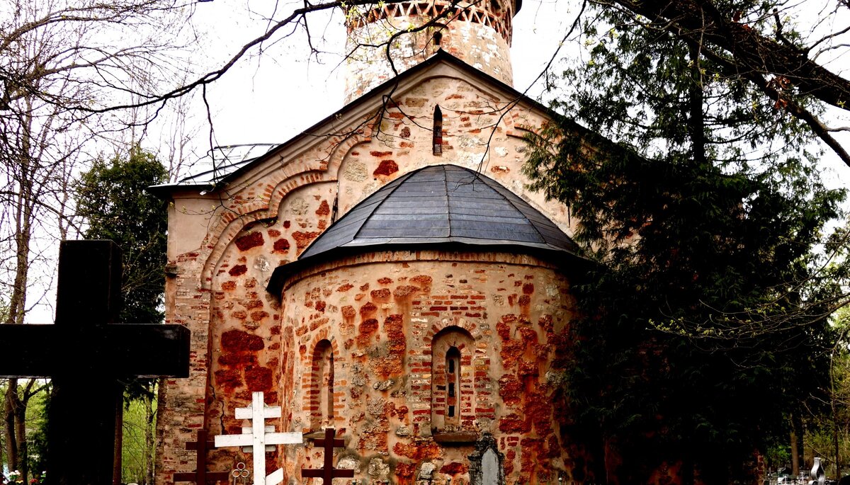 Храм Рождества Христова на Красном поле в Новгороде близ скуделен. По летописной записи во время голода 1422г. в Новгороде умерло несколько тысяч человек и многих из них похоронили в скудельнице у Рождества на Поле. В 1570г. сюда свозили многочисленных жертв Опричного похода Ивана IV Грозного и нищий старец Иоанн Жгальцо погребал их.