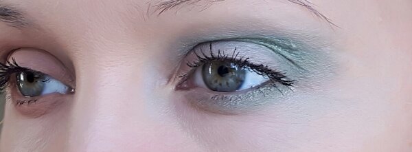 Пример того, как шиммер подчёркивает морщинки