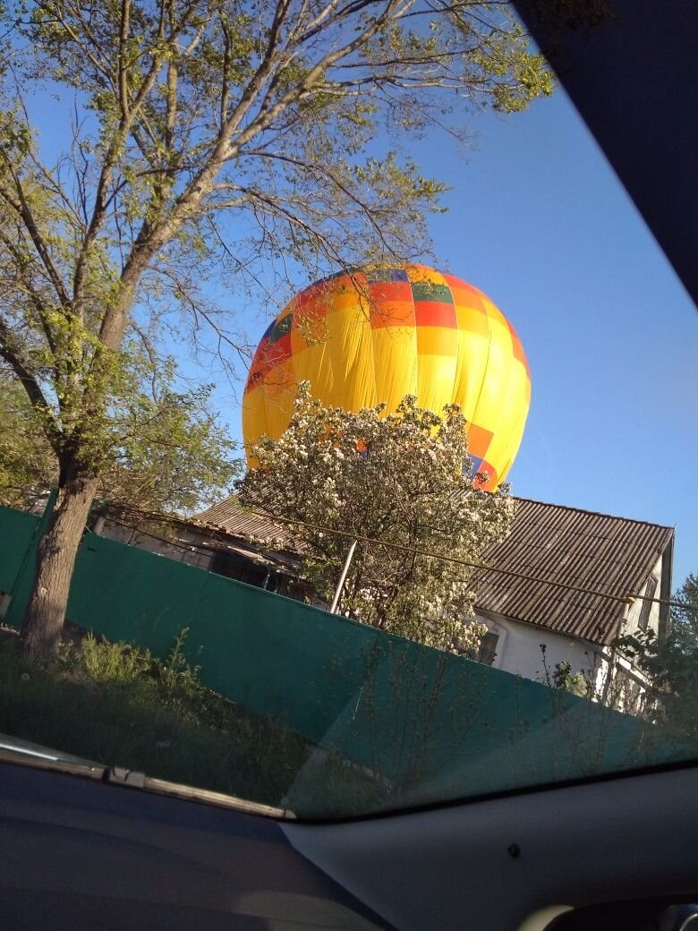 Фото из салона, проезжавшего мимо автомобиля.