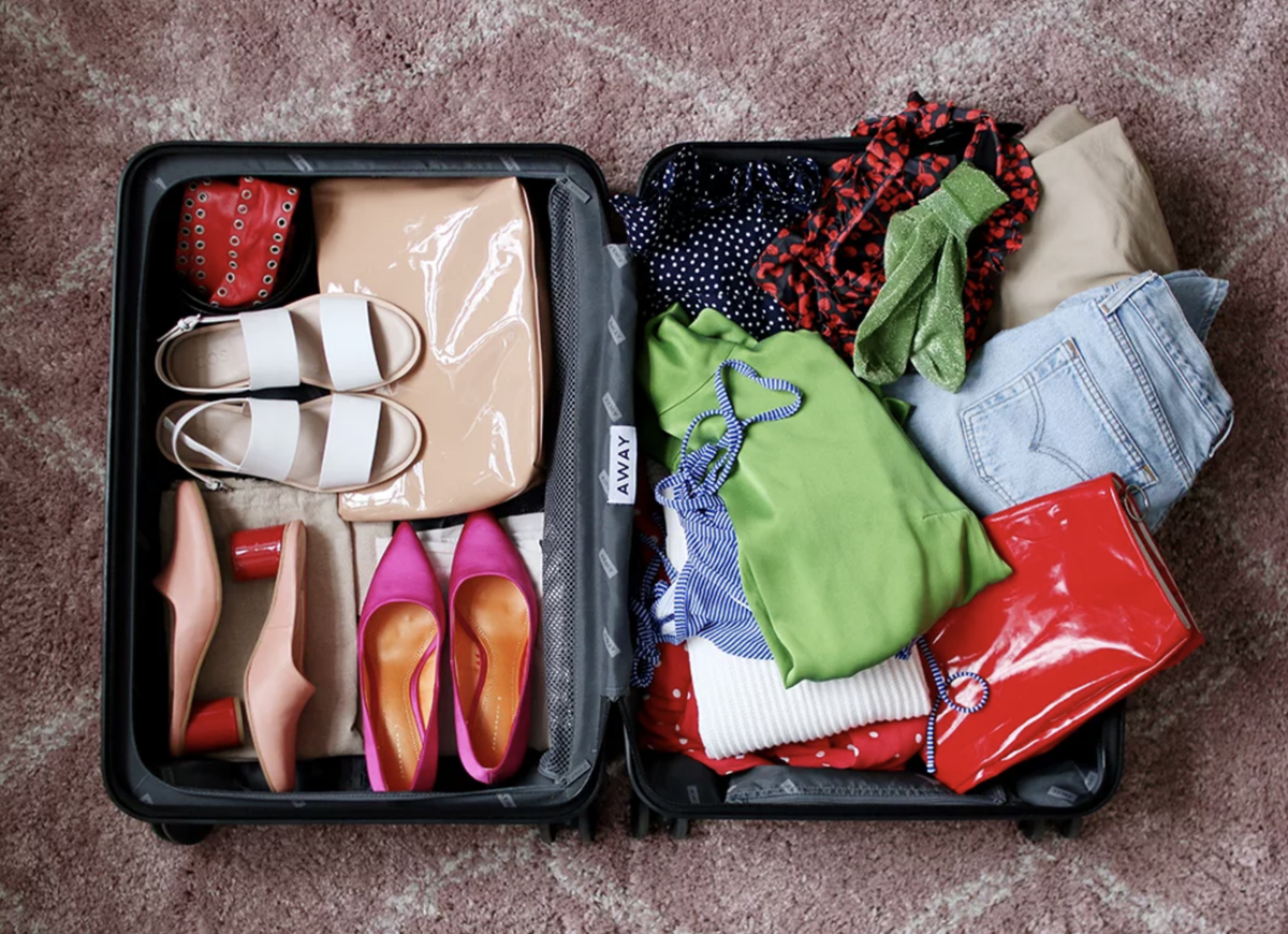 3 вещи для девушки. Вещи в путешествие. Женский чемодан с вещами. Собранные вещи. Собранные чемоданы с вещами.